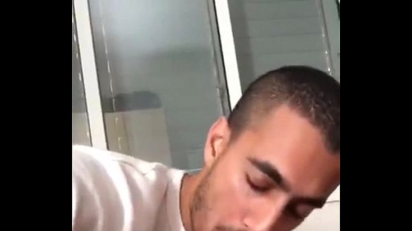 Moreno safado engolindo o pau todinho