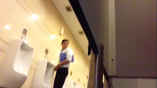 anh văn phòng sục cu trong toilet vincom.MOV