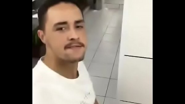 Pasivo mamandome la verga en baño público en centro comercial de Medellín