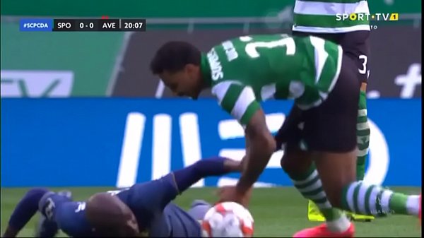 Jogador de futebol mostra pau