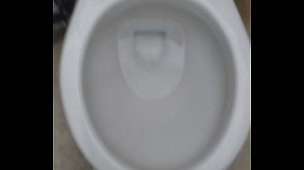 Mijando no banheiro da faculdade