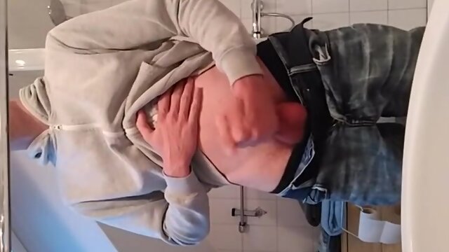 Amateurish guy show & goes up first time on cam