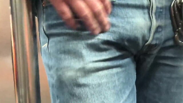 Urso de pau duro no metrô deixou eu pegar no pau dele e bateu punheta até