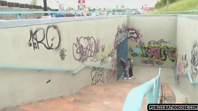 Guys fucking at an alley