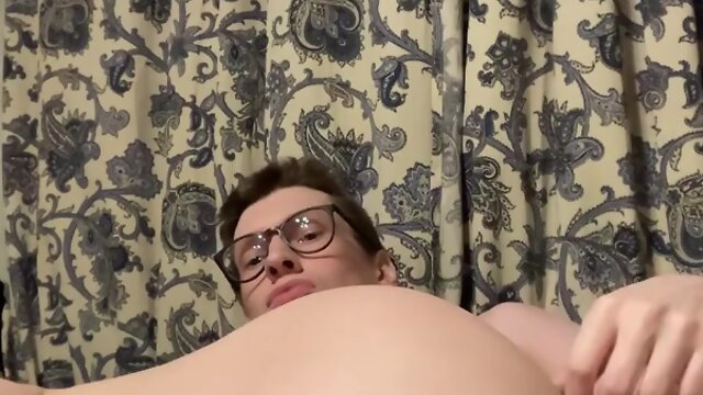 Twink demonstrates feet and buttock play