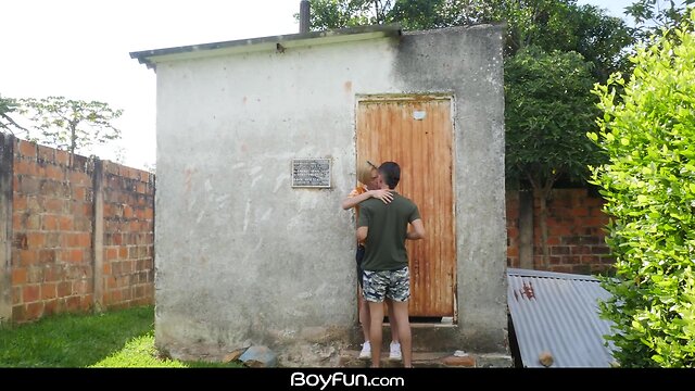 Outdoor bareback fucking between colombian twinks