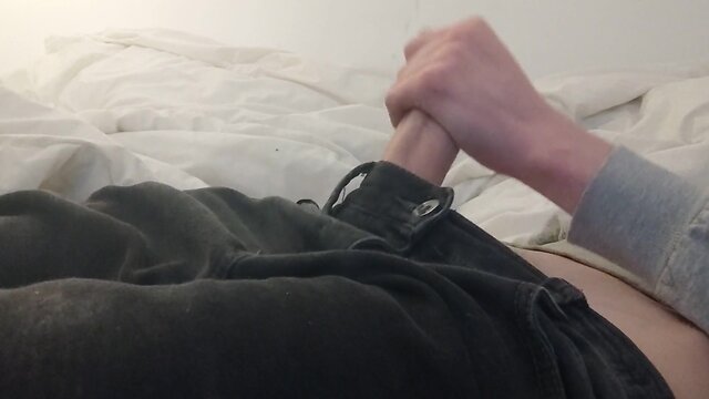 Young sunny cumming in bed